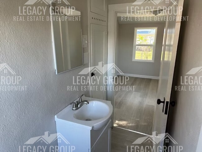 Building Photo - 2216 Mt Vernon Ave