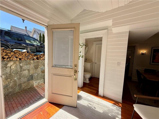 Building Photo - 367 Benefit St