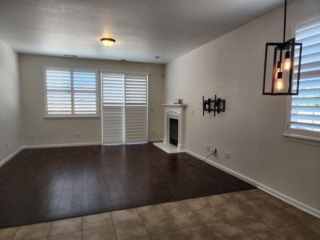Building Photo - 1086 Silver Coyote Dr