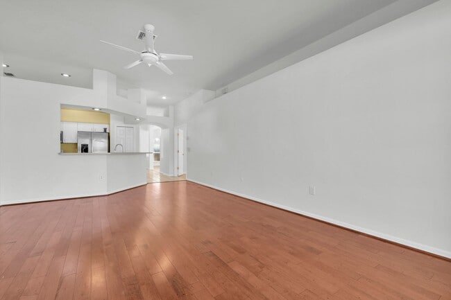 Building Photo - Large Spacious 4 bedroom 2 bath