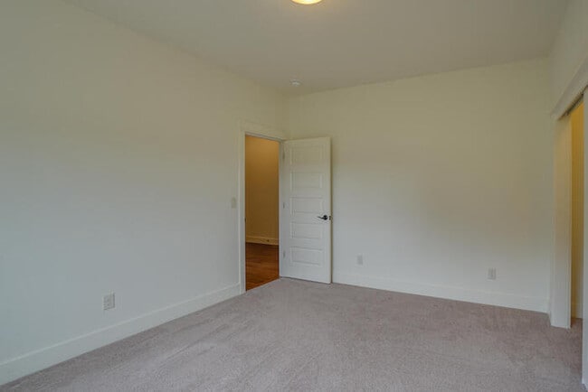 Building Photo - NEWER THREE BEDROOM IN CUL-DE-SAC