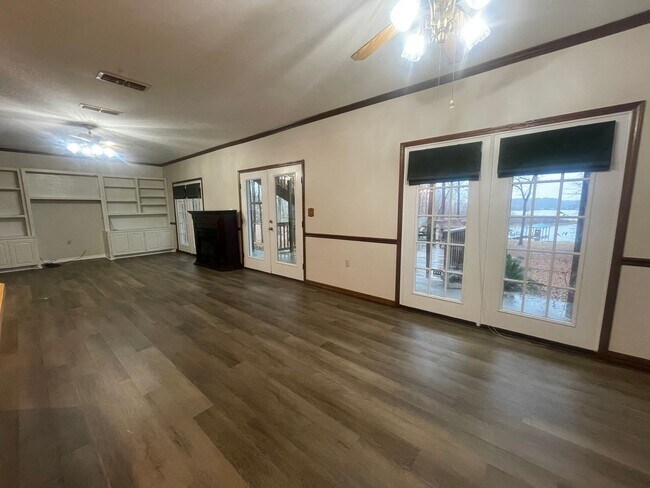 Building Photo - Cypress Lake Front Property in Benton!