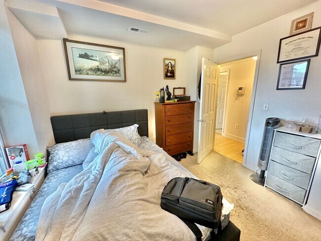 Building Photo - Great 2 bed 1 bath in Eckington/Bloomingda...