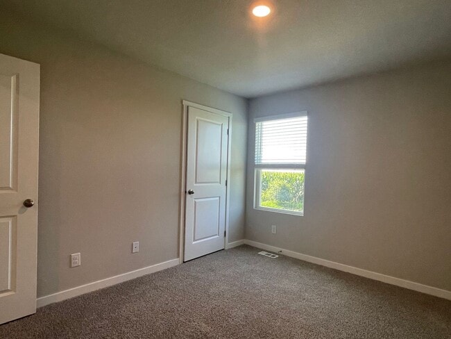 Building Photo - Beautiful 3 bed, 2 bath townhome $2200