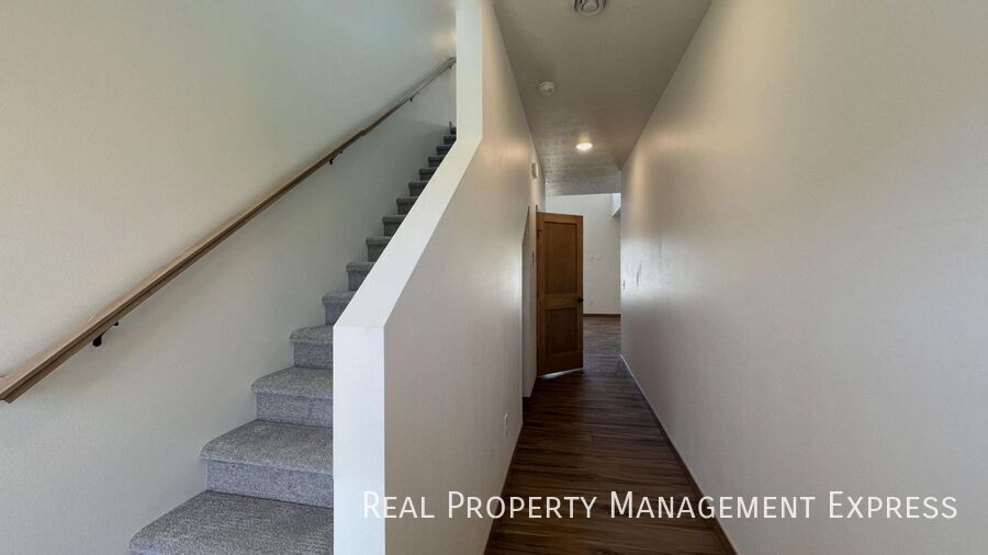 Building Photo - Modern 3 Bed 2.5 Bath Townhome Located in ...