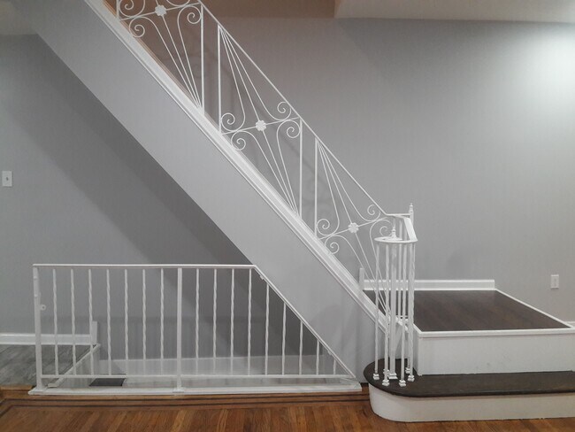 Building Photo - 2413 S Rosewood St