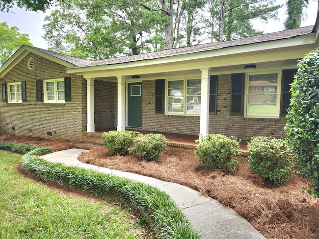 Building Photo - 1482 Wesley Dr