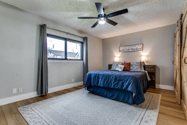 Building Photo - "Charming 3-Bedroom Haven with Cozy Fireplace in San Antonio – 1570 Sq Ft of Comfort!"