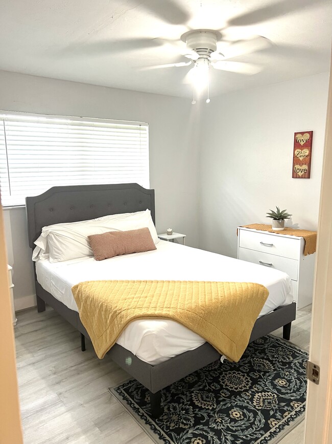 Separate bedroom w/Queen size bed - 201 Columbus Pky