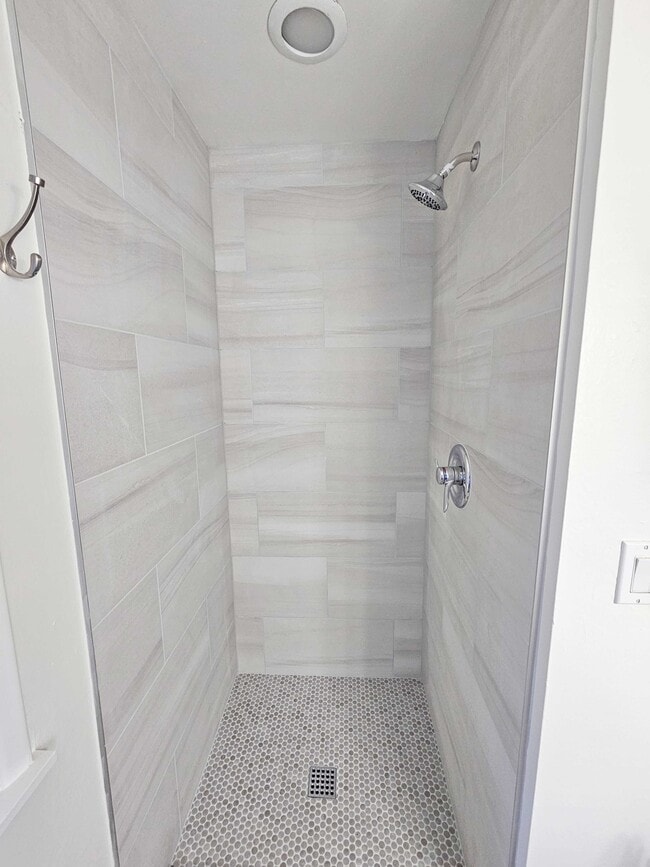 Building Photo - 9032 SW Monterey Pl