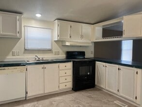 Building Photo - 90 Maple St