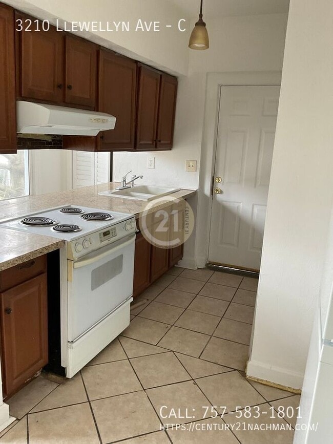 Building Photo - 3210 Llewellyn Ave