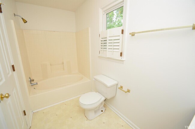 Building Photo - 124 Trafalgar Ln