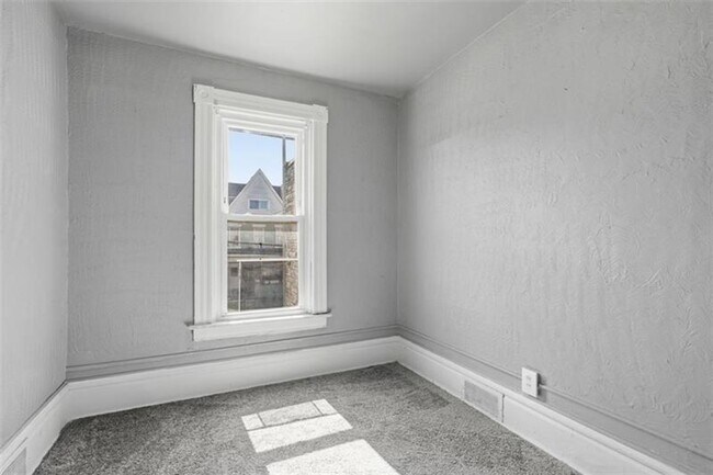 Building Photo - 5-bedroom, 1-bath home in East Pittsburgh