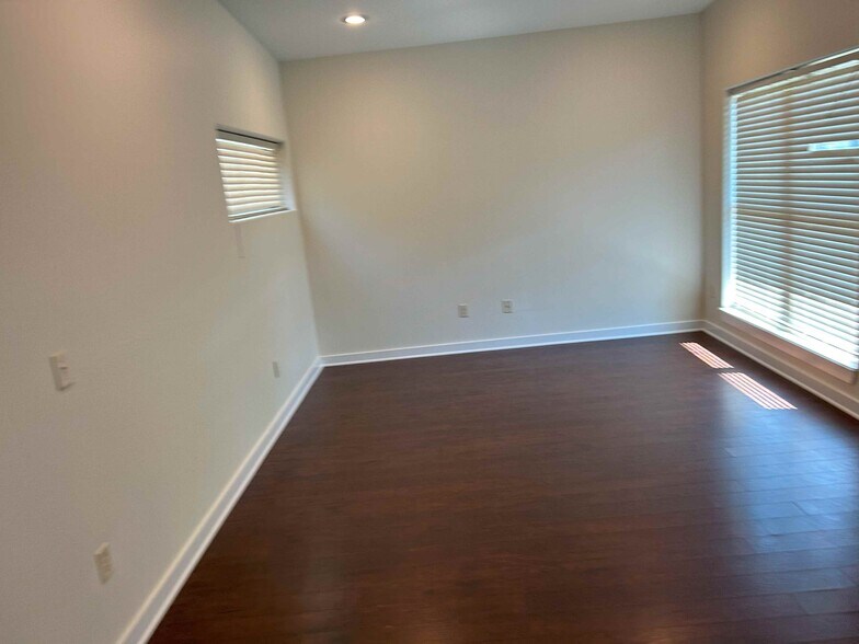 Building Photo - 719 N Oakland Ave