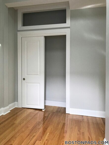 Building Photo - 6 St James Pl