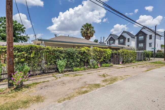 Building Photo - 809 Brooks St