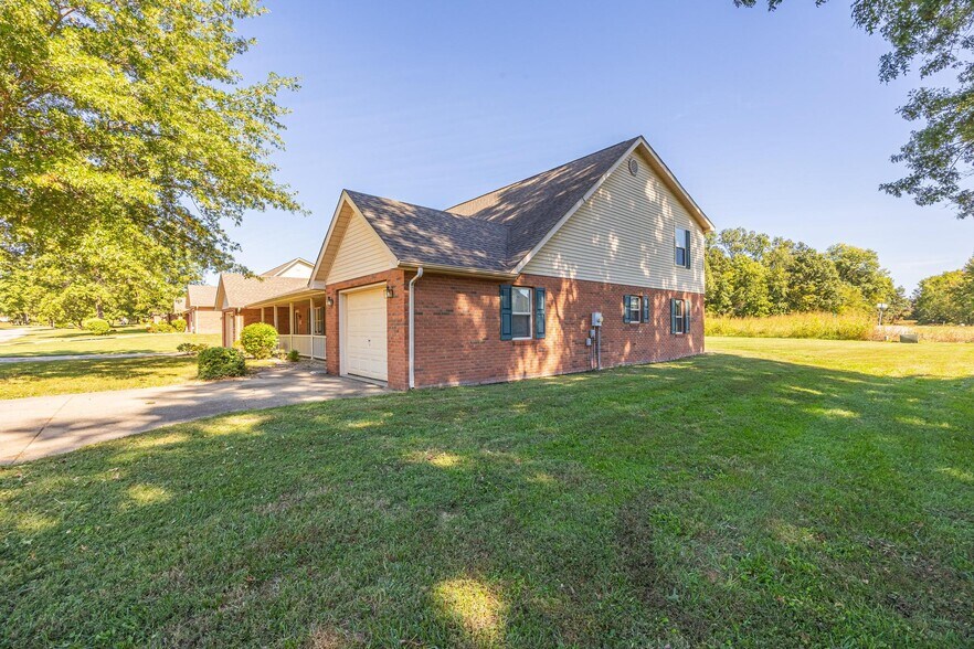 Building Photo - 10896 Oak Blvd