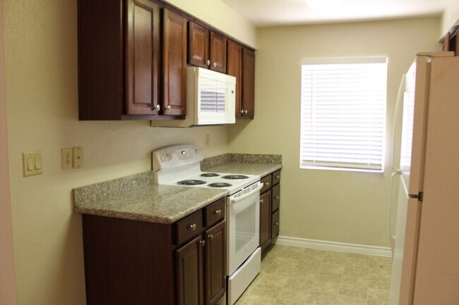 Building Photo - CUTE CONDO 1 BEDROOM, 1 BATHROOM, NEAR STR...