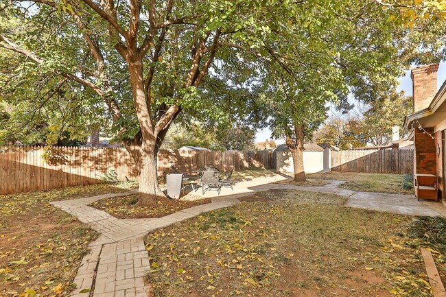 Building Photo - Charming 3-Bedroom Oasis with 2 Full Baths in Prime Lubbock Location - 1547 Sq Ft of Comfort!