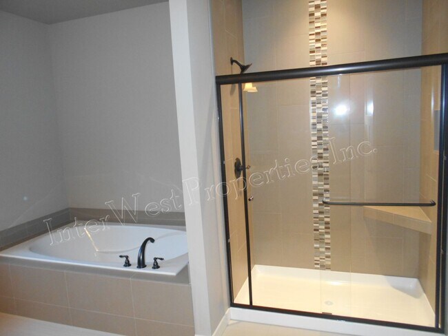 Building Photo - 3+ BED 2.5BA TIGARD HOME WITH DEN, SOAKER ...