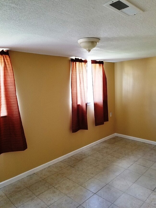Building Photo - ~3/1~Sherman Ave~Cute home with fenced bac...