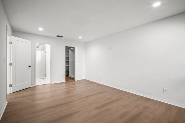 Building Photo - Fully Renovated 3 Beds 2 baths condo off M...