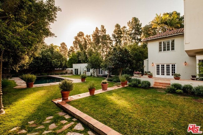 Building Photo - 1004 N Beverly Dr