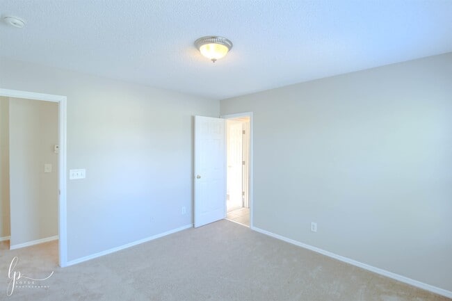 Building Photo - 2013 Laurel Oak Ct