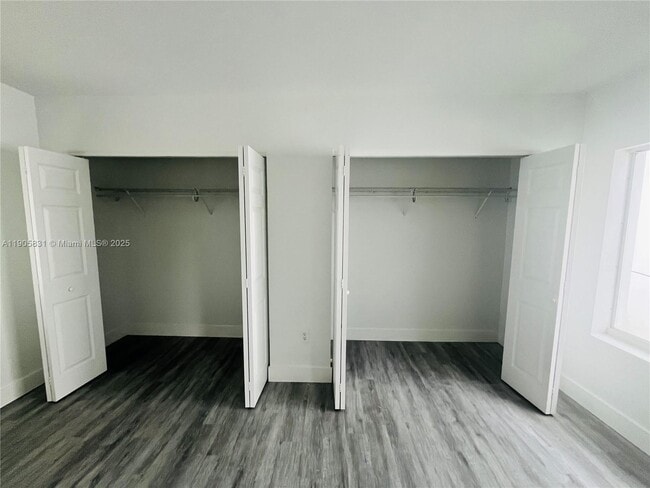 Building Photo - 950 Bay Dr