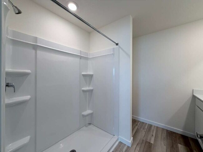 Building Photo - MOVE-IN SPECIAL 2 WEEKS FREE RENT!! NO APPLICATION FEES FOR APPROVED APPLICANTS**Beautiful Brand-...