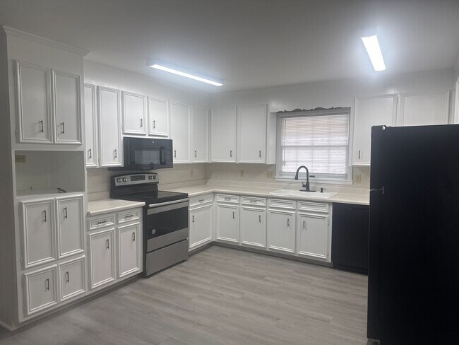 Building Photo - Large Family Home!!