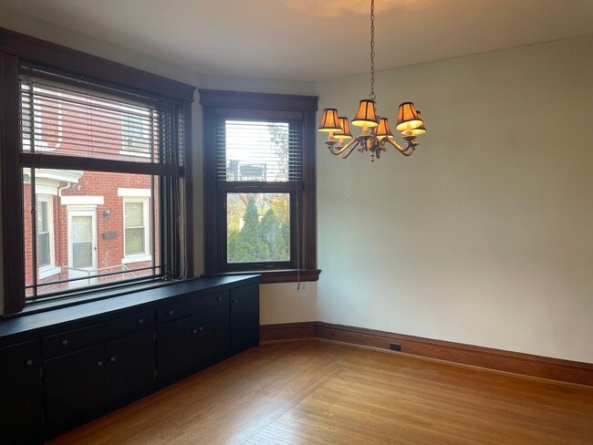 Building Photo - HYDE PARK SINGLE FAMILY HOME WITH OFF-STREET PARKING AND PATIO