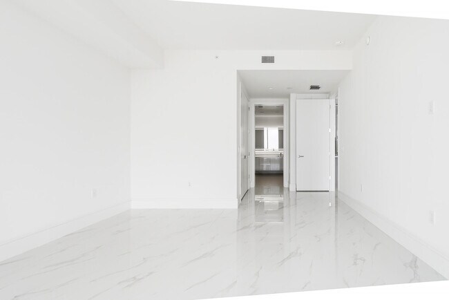 Building Photo - 220 Lake Shore Dr