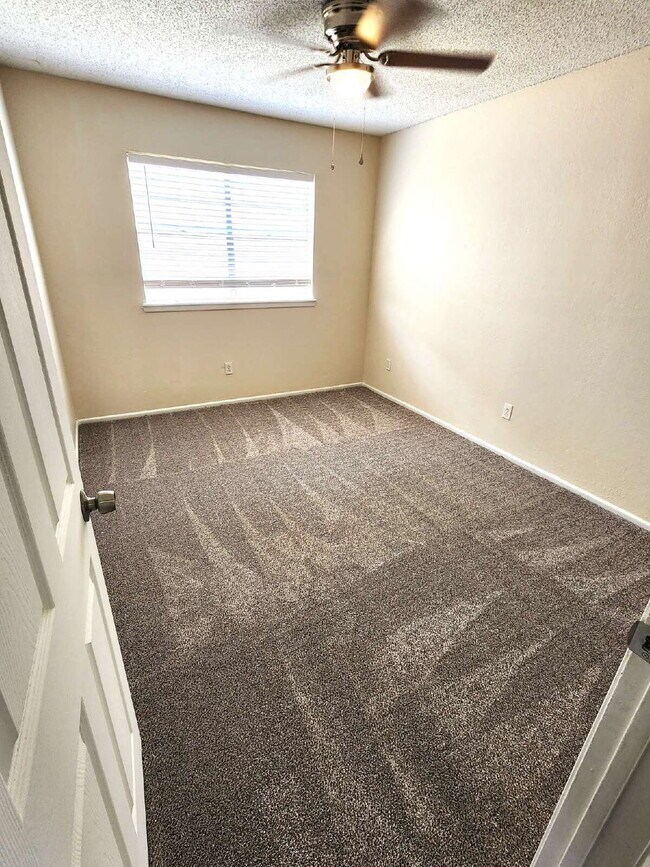 Building Photo - Updated 3/2/1 duplex in Northwest Lubbock.