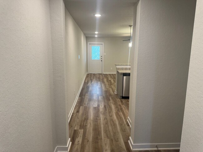 Building Photo - Stylish, Spacious & Close to It All – Your Ideal Townhome Awaits!