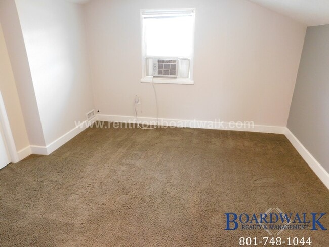 Building Photo - 657 Warnock Ave S