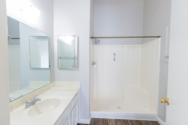 Building Photo - Beautiful 2 bedroom 2 bathroom with privat...