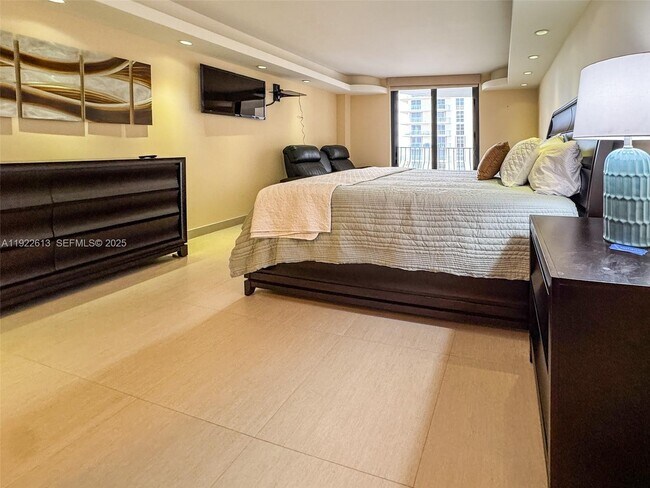 Building Photo - 8877 Collins Ave