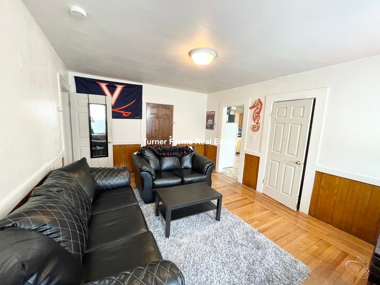 Building Photo - 53 W 7th St