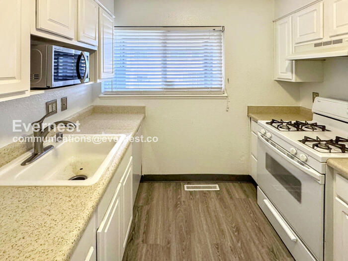 Building Photo - 8003 Wolff St