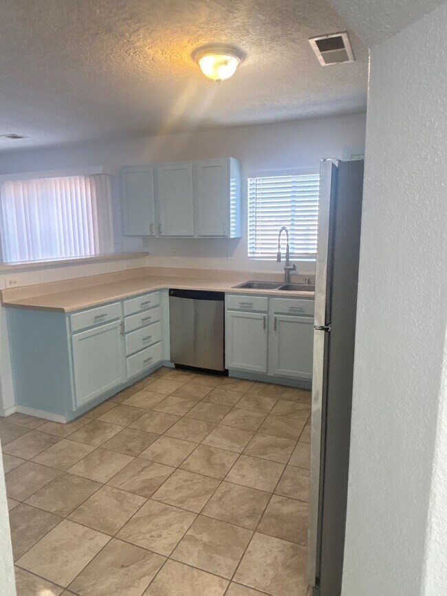 Building Photo - 5 Bedroom House