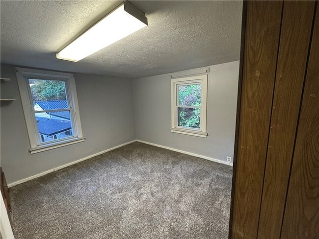 Building Photo - 576 Glenfield Rd