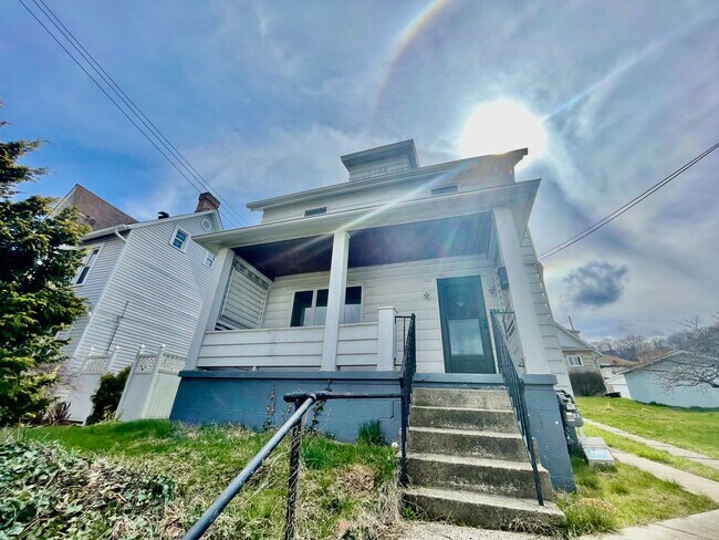 Building Photo - Coraopolis 3 Bedroom, 2 Bath House with De...