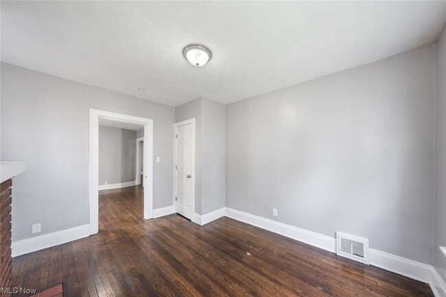 Building Photo - 3035 W 116th St