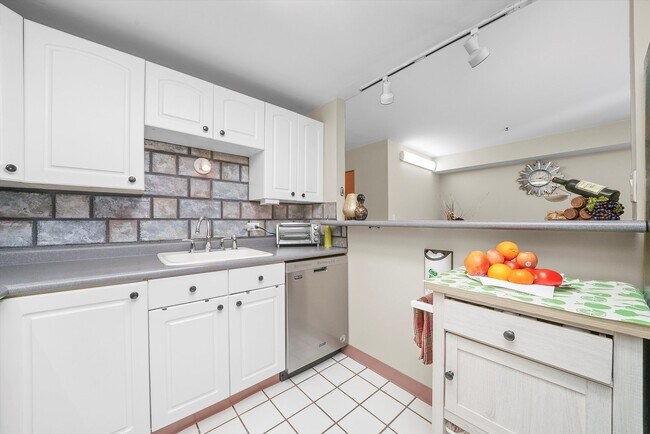 Building Photo - 1460 Fairlane Dr