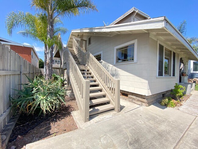 Building Photo - CHARMING Craftmans-Style Upstairs One Bedr...