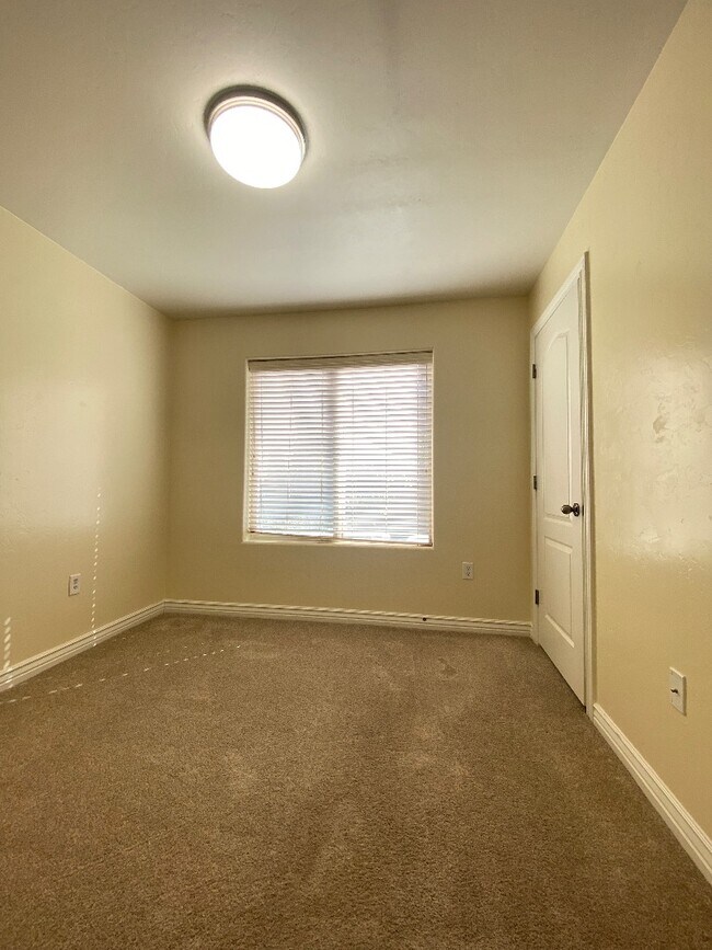 Building Photo - 581 S 2220 W