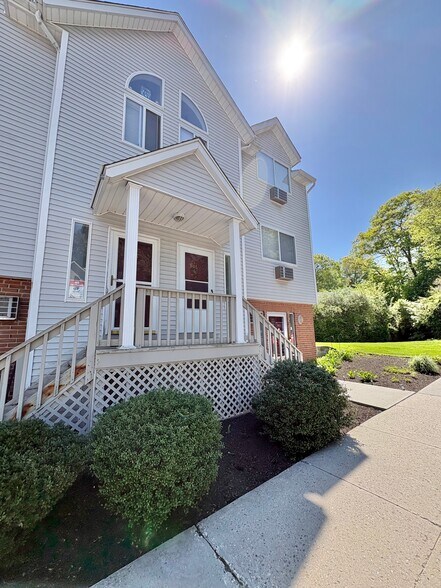 Building Photo - 925 Oronoke Rd
