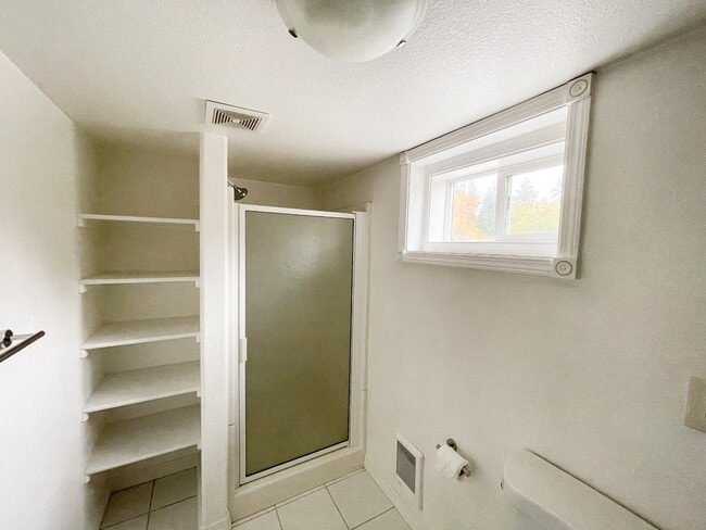 Building Photo - 9905 NE 46th Ct